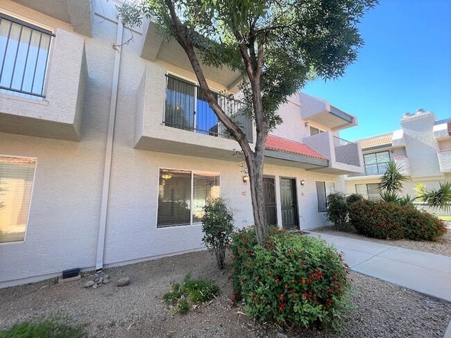 Building Photo - Two bdrm Townhome for RENT in Paradise Val...