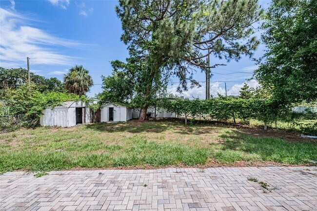Building Photo - 636 Stremma Rd