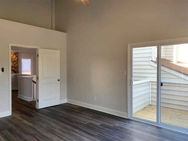 Building Photo - 604 Serramonte Dr