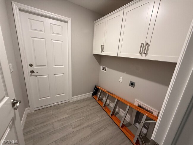 Building Photo - 5903 Ida Ave N