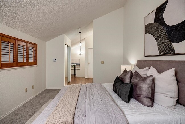 Building Photo - Updated 2 bed Downtown Redmond Condo w/Pool and EV Charging