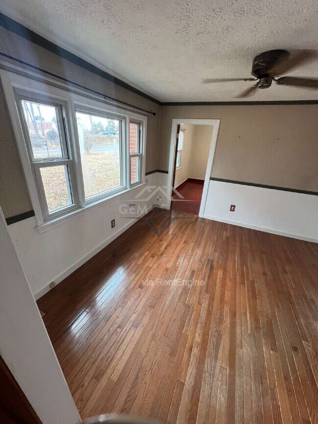 Building Photo - 1244 Mountain View Rd