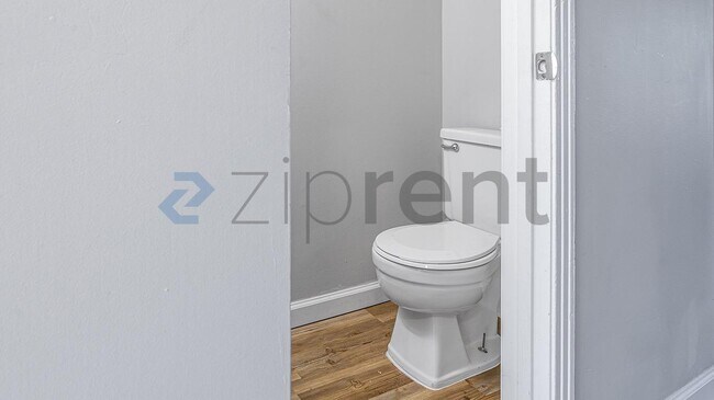 Building Photo - Unit APT B