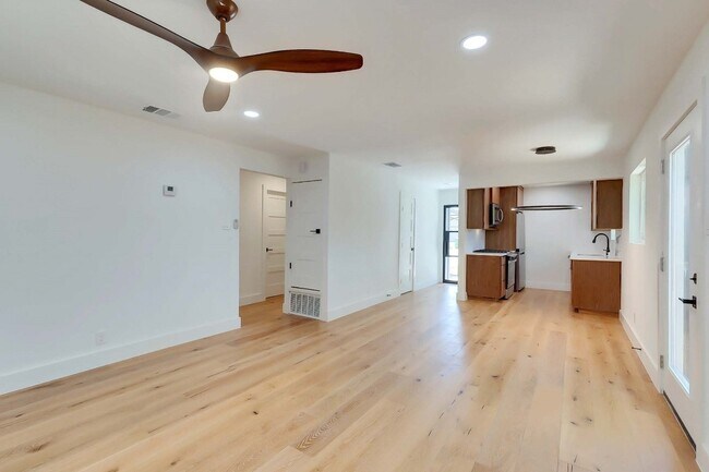 Building Photo - 1813 Magnolia Dr