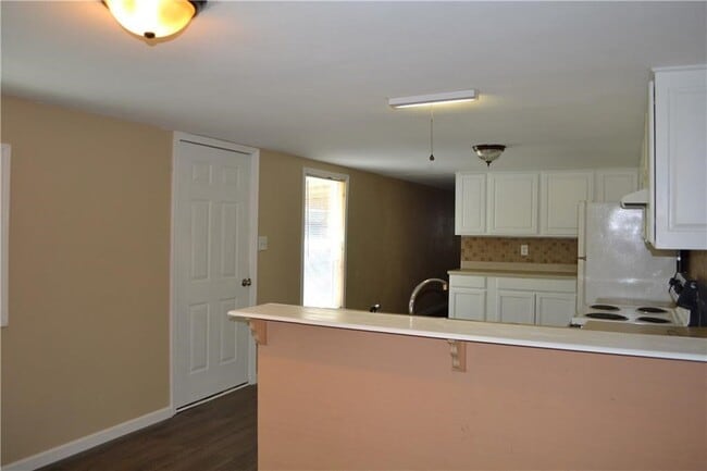 Building Photo - 44 Skyline Dr