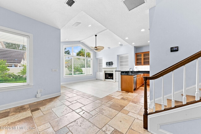 Building Photo - 38 Tallwood Rd