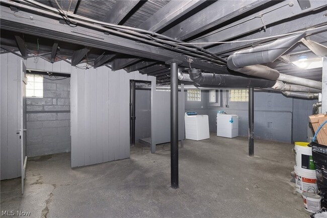 Building Photo - 12808 Beachwood Ave