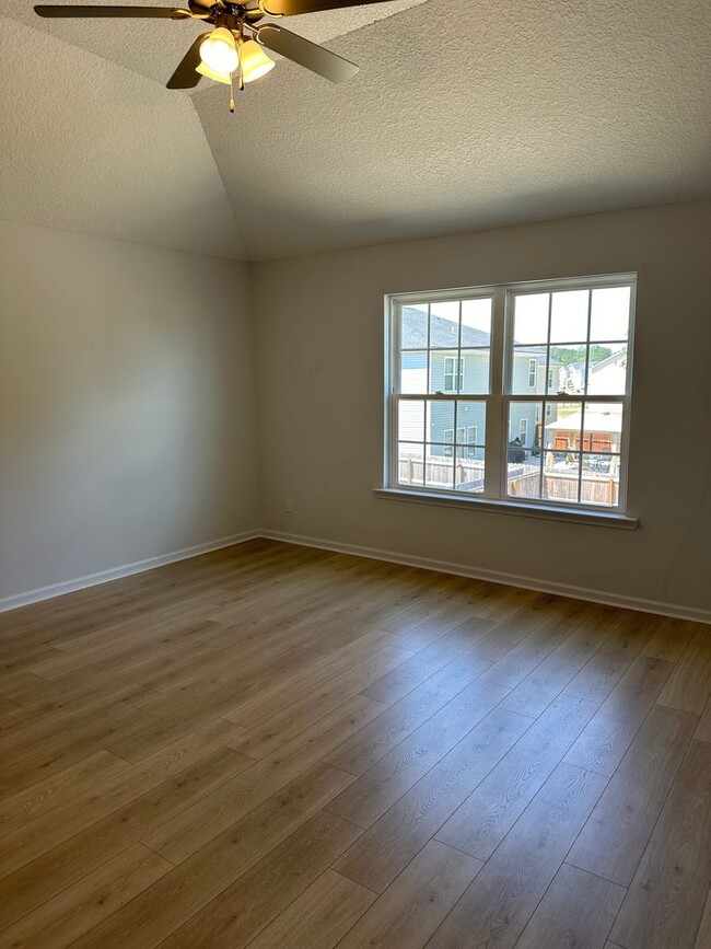 Building Photo - Tranquil South Retreat: Spacious 5-Bed Home with Fenced Yard, Pet-Friendly, Washer/Dryer Included