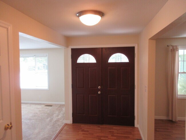 Building Photo - Well Maintained Three Bedroom in Keizer