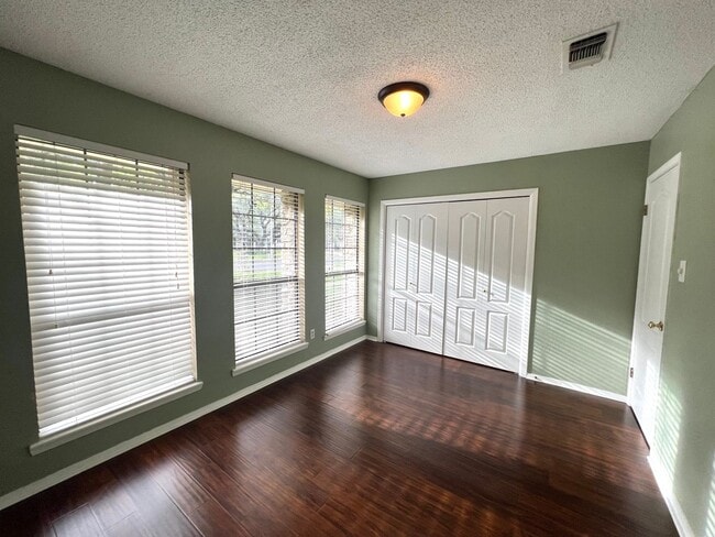 Building Photo - Charming single-story home with 4 bedrooms and 2 bathrooms for rent in neighborhood of Anderson M...