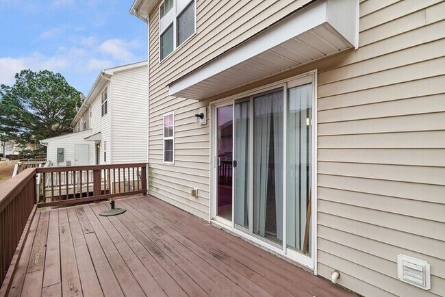 Building Photo - Master-on-Main End-Unit Townhome in Back Creek Villages!