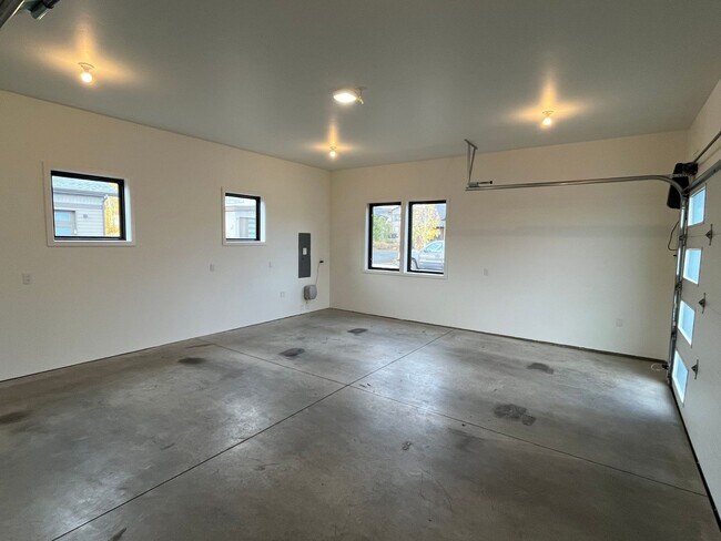 Building Photo - Gorgeous Tetherow 4 Bedroom + Office