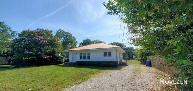Building Photo - 210 Oakcrest Dr