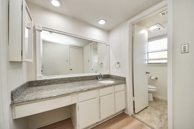Building Photo - 1059 Country Pl Dr
