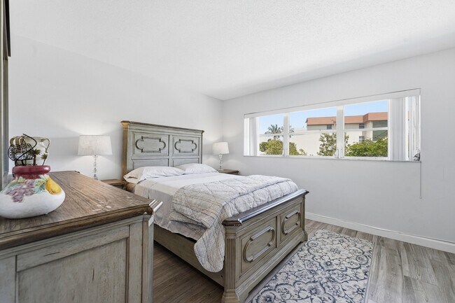 Building Photo - 5208 NE 24th Terrace