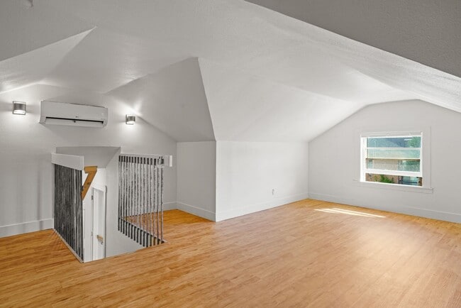 Building Photo - 975 University Ave