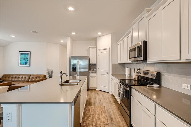 Building Photo - 510 Sixpence Ln