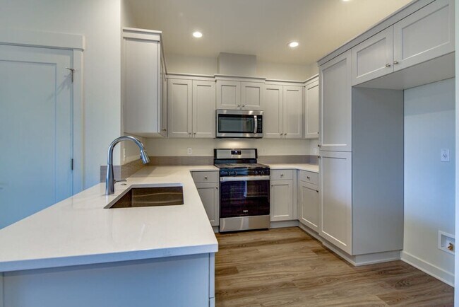 Building Photo - End unit Pahlish Townhome!