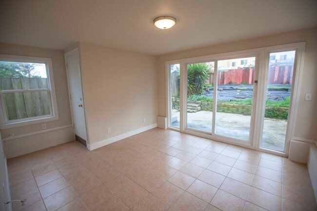 Building Photo - House for rent, Updated 4BR+2 extra BR/Den/Offices/Family Rooms & 3BA in Ingleside!