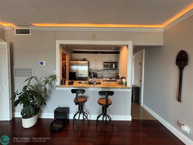 Building Photo - 900 River Reach Dr