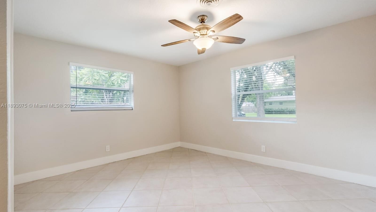 Building Photo - 740 Beachwood Ln