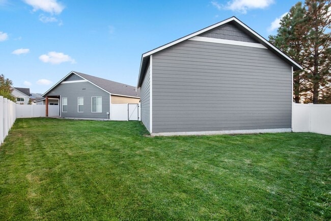 Building Photo - Newer Construction with 28X36 Shop!