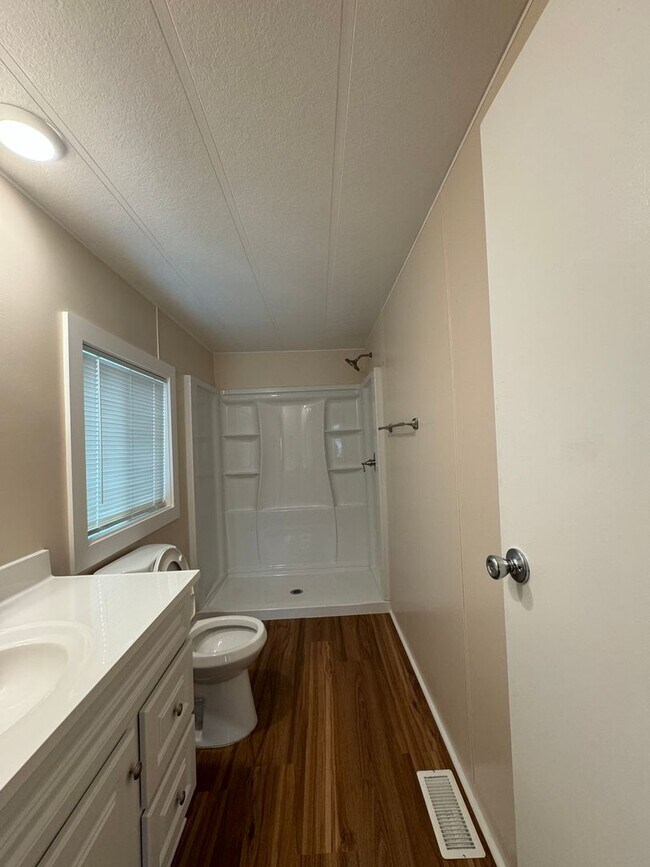 Building Photo - Beautiful rehabbed manufacture home in Lak...