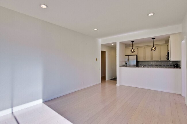 Building Photo - 1108 Shoreline Dr