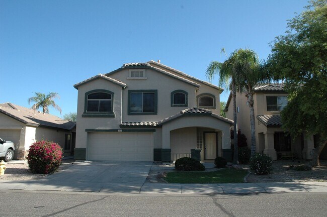Building Photo - Spacious 3 bedroom, 2.5 bathroom