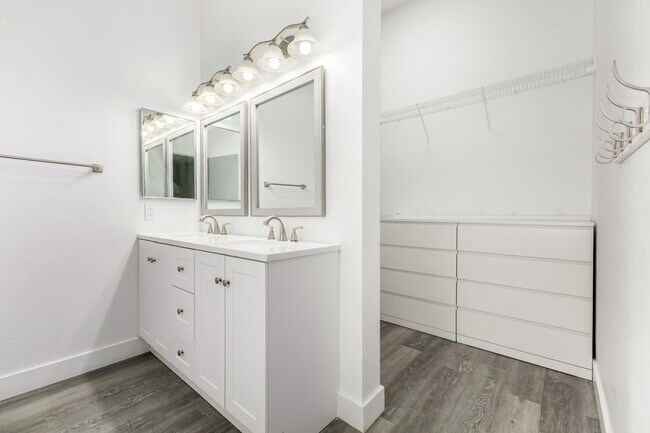 Building Photo - 993 S 239th Dr