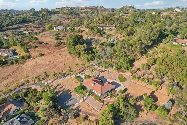 Building Photo - 2908 Lakemont Dr