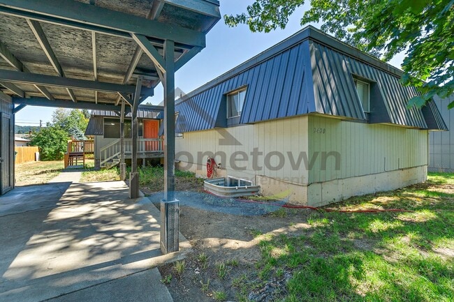 Building Photo - Large 4 Bedroom 2 Bathroom Home with Off S...
