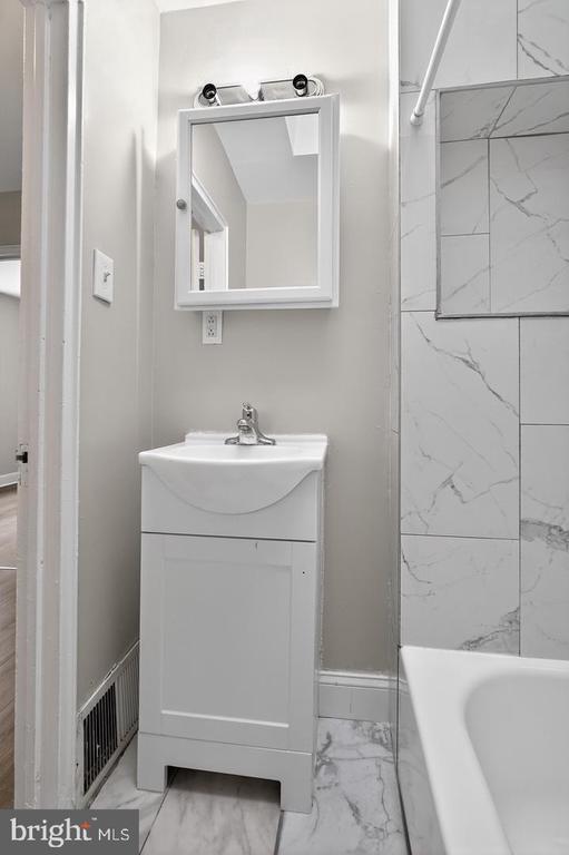 Building Photo - 1001 Burnside Rd