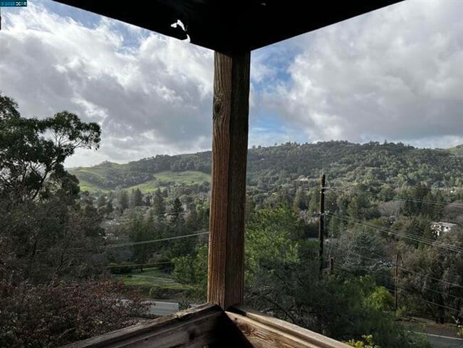 Building Photo - Light, Bright, Spacious Townhome in Summit...