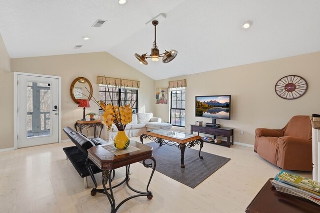 Building Photo - 360 S Lakeside Dr