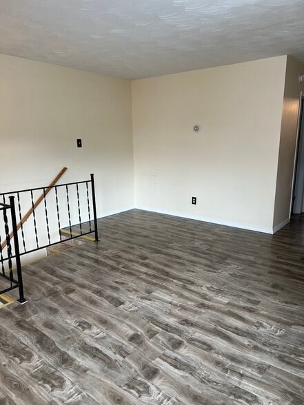 Building Photo - 253 Main St