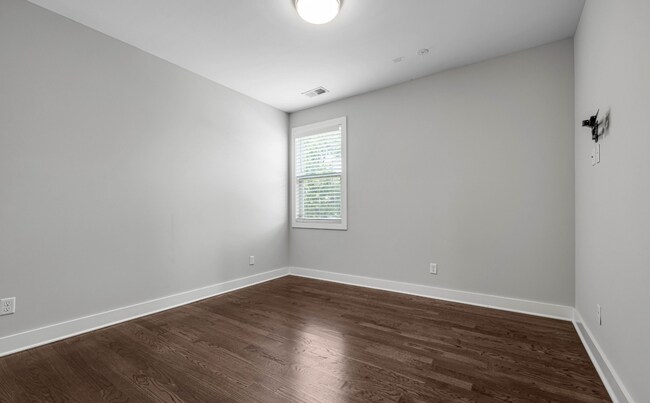 Building Photo - 1807 14th Ave N