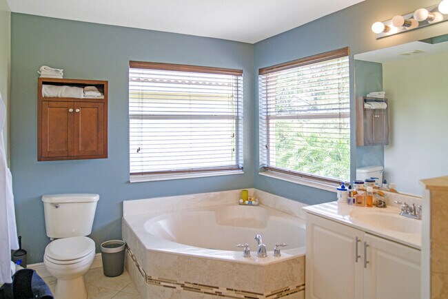 Building Photo - 2877 SW Venice Ct