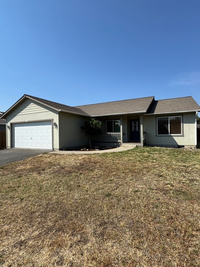 Building Photo - Modern 3BR/2BA Rental with Large Kitchen &...