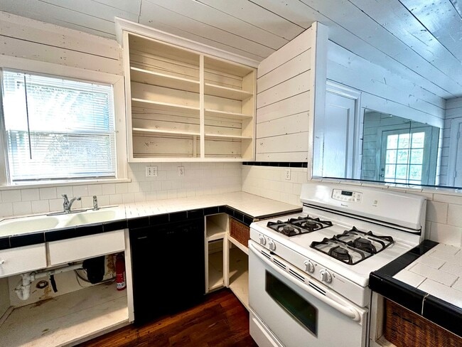 Building Photo - 1305 Lorrain St - Unit C