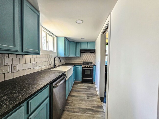 Building Photo - SPACIOUS LUXURY HOME WITH IN-LAW SUITE! [F...