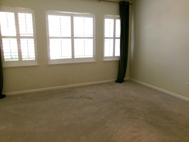 Building Photo - Beautiful 3bd, 2 bath, 3-car garage home in Sparks