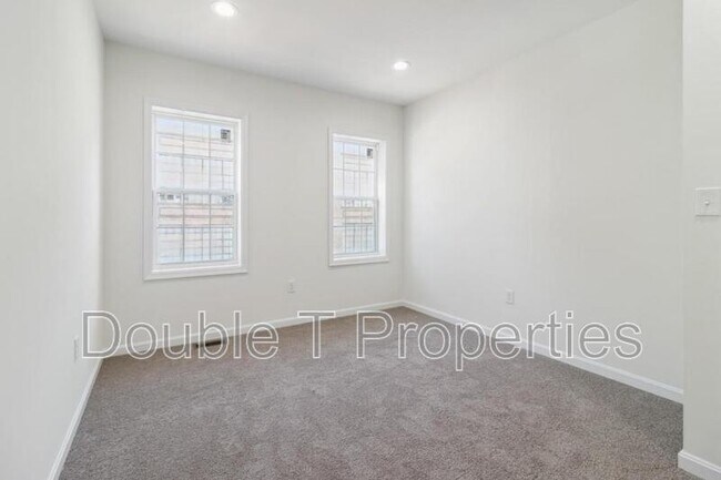 Building Photo - 912 N Milton Ave