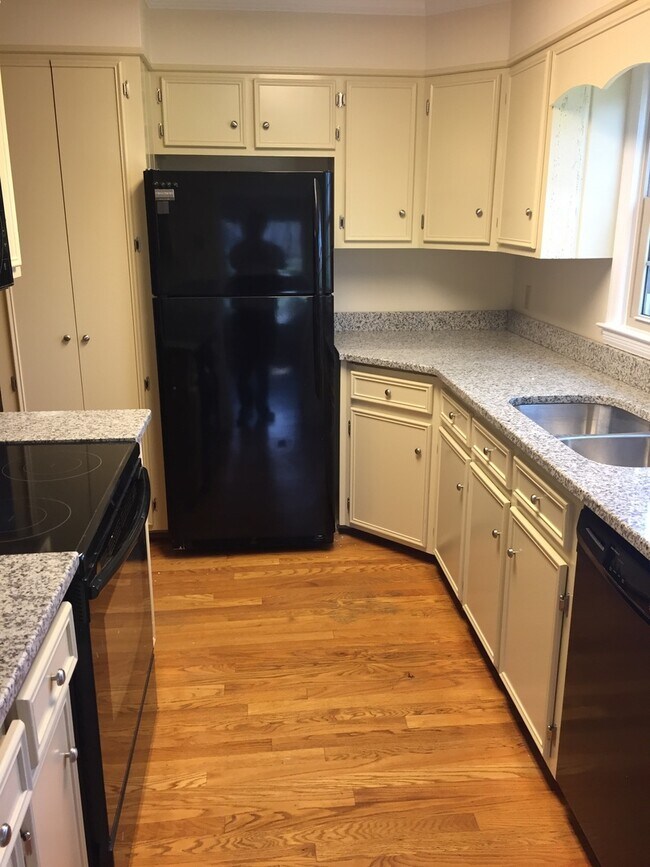 Building Photo - Move in Special 1/2 off the first months rent with 13 month lease