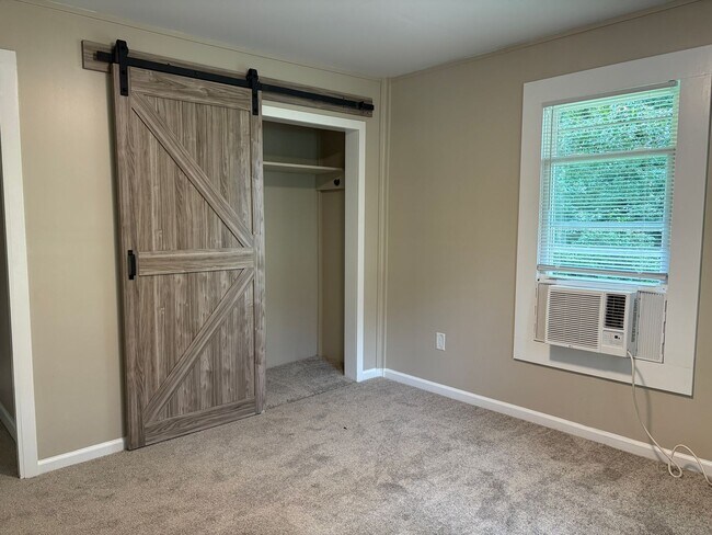 Building Photo - 2 Bedroom, 1 Bathroom House in High Point!