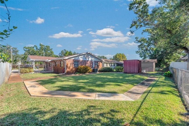 Building Photo - 2912 W Lake Ave