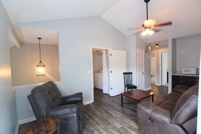 Building Photo - 1384 Bradley Dr