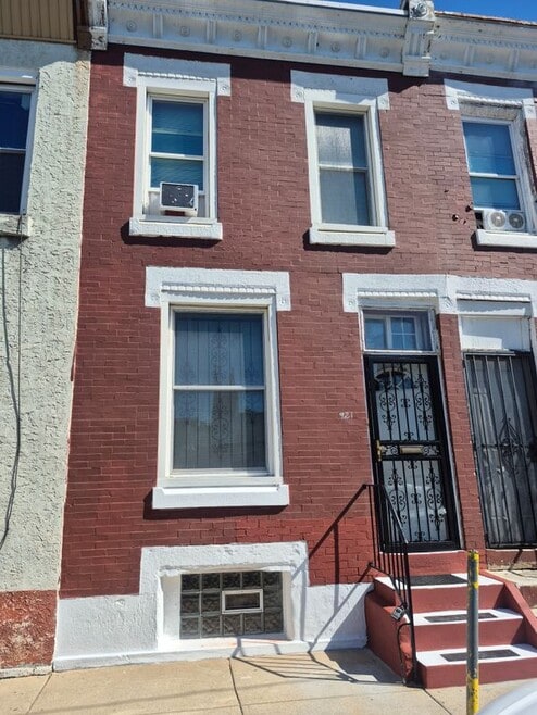 Building Photo - 921 W Silver St