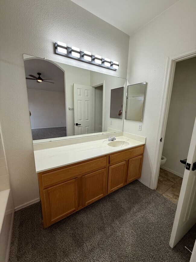 Building Photo - NEW CARPET! 3 Bed / 2 Bath Single Family H...