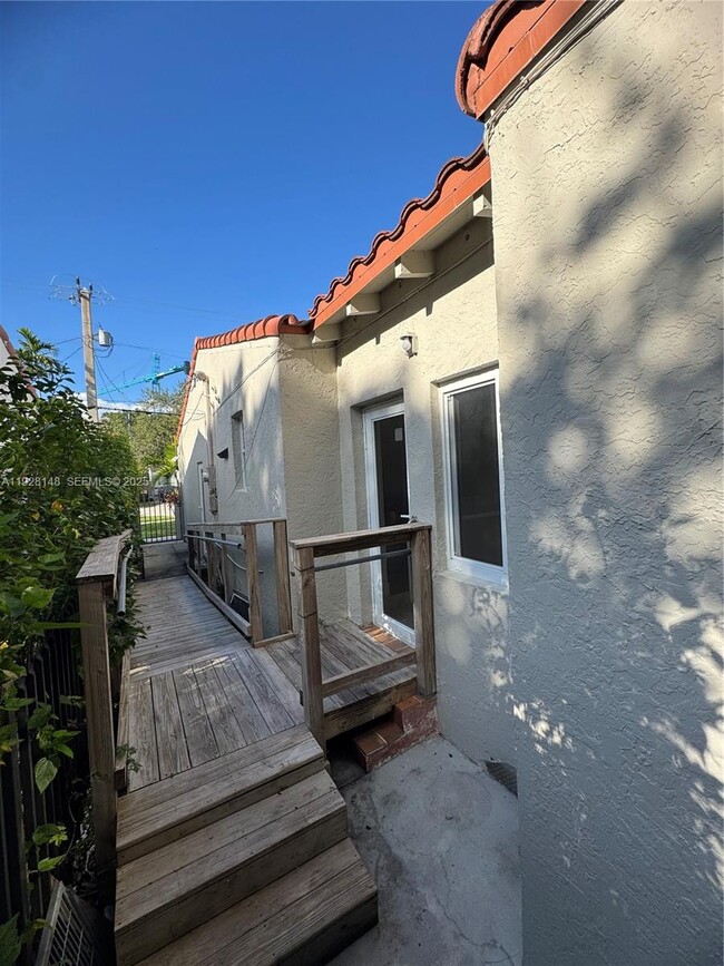 Building Photo - 3021 SW 2nd Ave